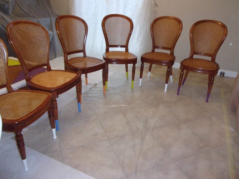 Chaises cannées aux pieds peints en jaune, orange et violet