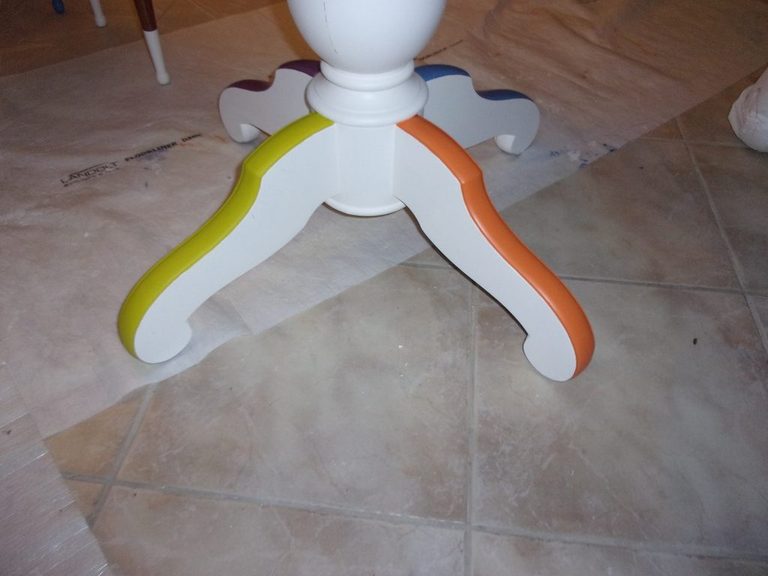Pied de table tripode peint en jaune, orange et bleu