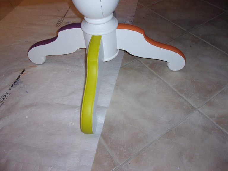 Détail du pied de table, dégradé de vert anis et de violet