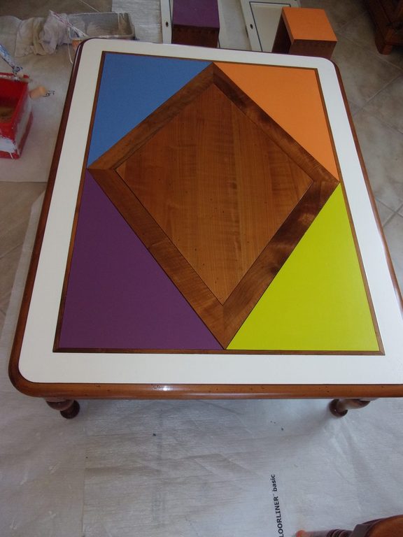 Plateau de table basse — triangles colorés autour du bois d'origine