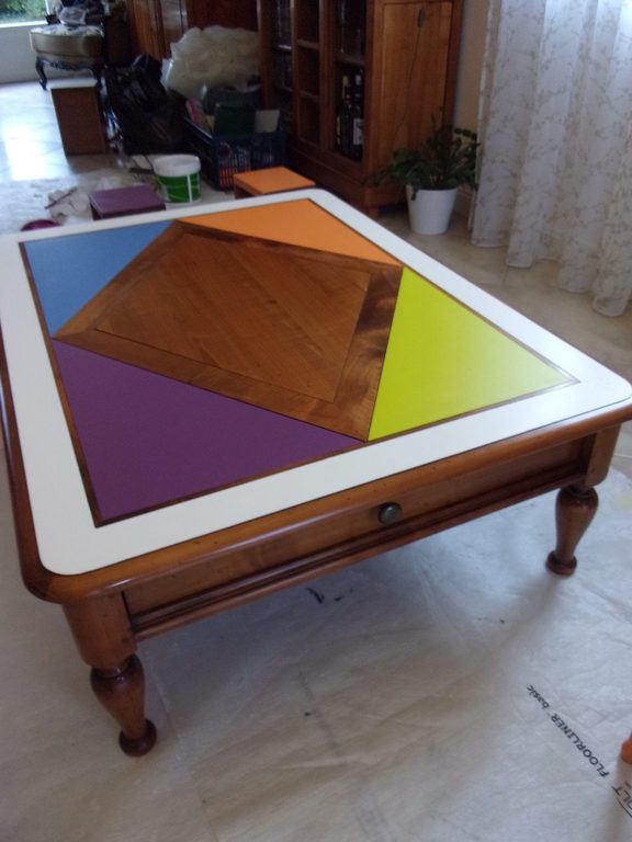 Table basse multicolore dans le salon