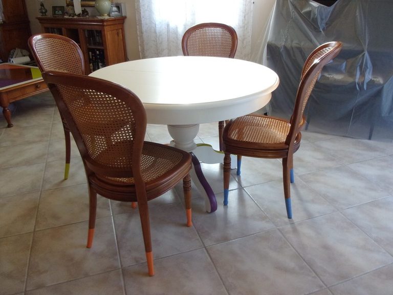 Chaises cannées et table ronde blanche après relooking