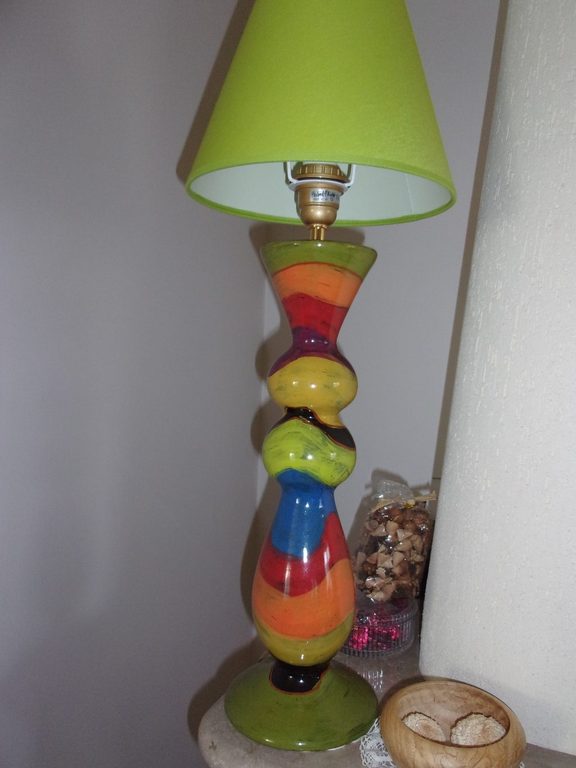 Pied de lampe multicolore à l'origine du projet