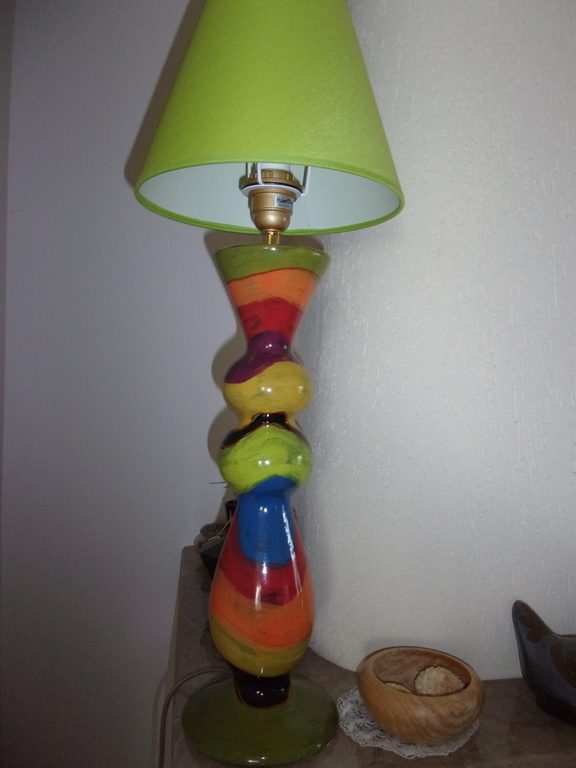 Lampe aux anneaux colorés et abat-jour vert anis