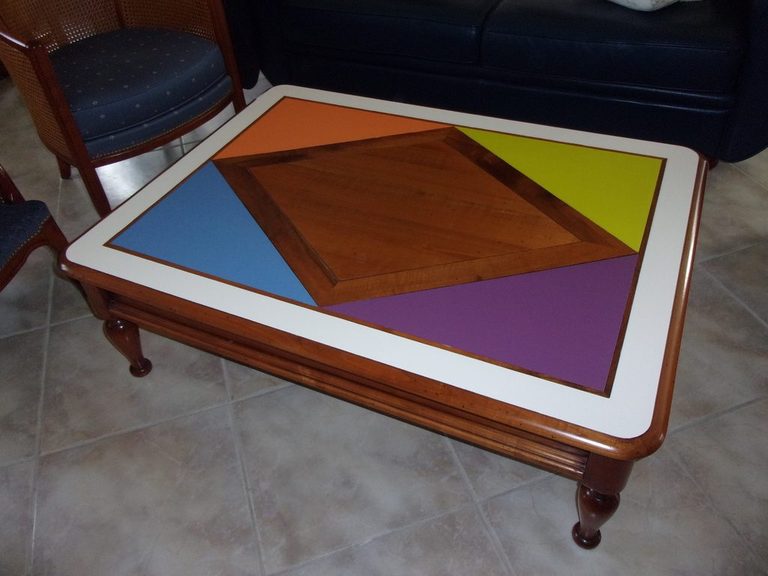 Table basse et canapé bleu — accord des couleurs du plateau