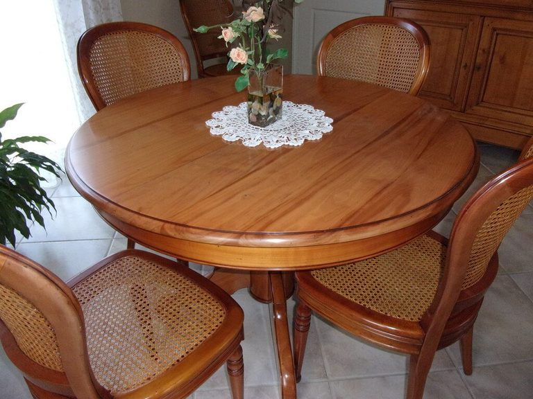 Avant relooking : table ronde et chaises cannées en merisier