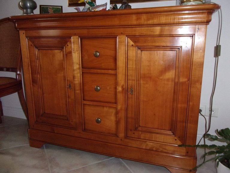 Avant relooking : buffet en merisier massif d'origine