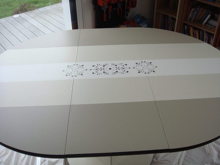 Table ovale relookée — pochoir arabesques sur plateau rayé