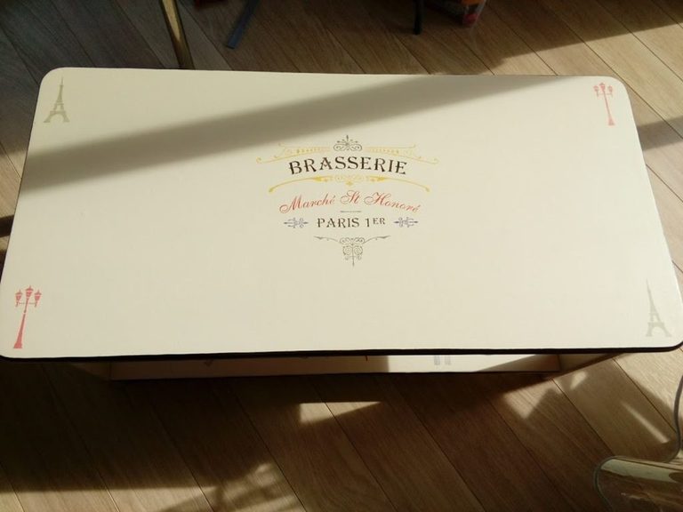 Table basse relookée — pochoir Brasserie Paris