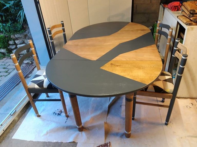 Table et chaises assorties, pieds tournés peints en gris