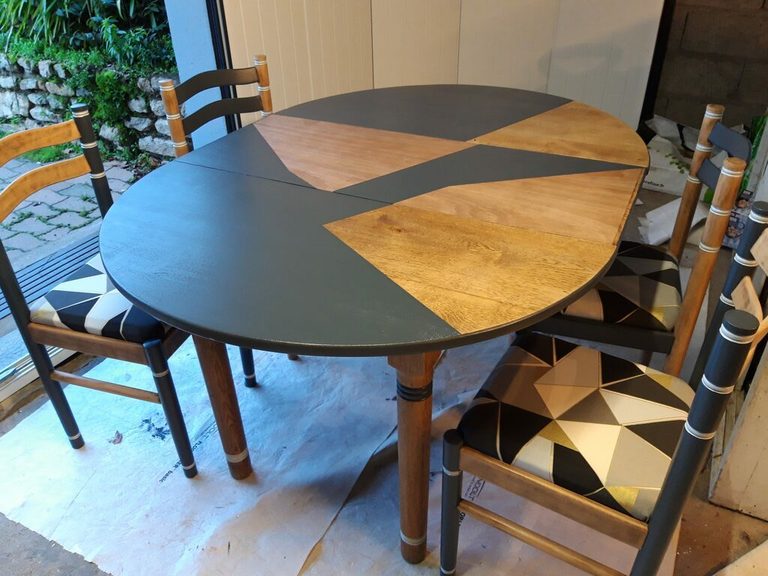 Table entourée de ses chaises relookées, assises à motif géométrique