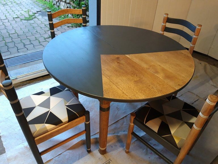 Table ovale complète après relooking, pieds tournés bicolores