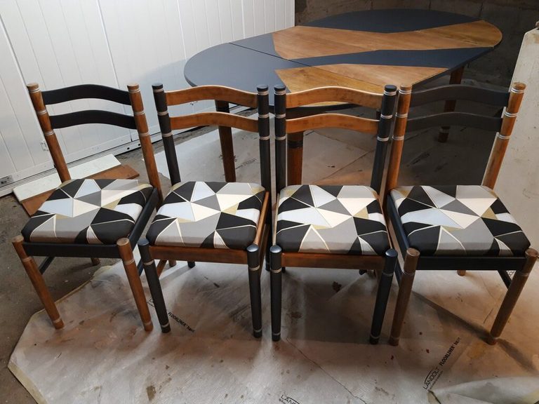 Assise de chaise en tissu à triangles noirs, blancs et dorés