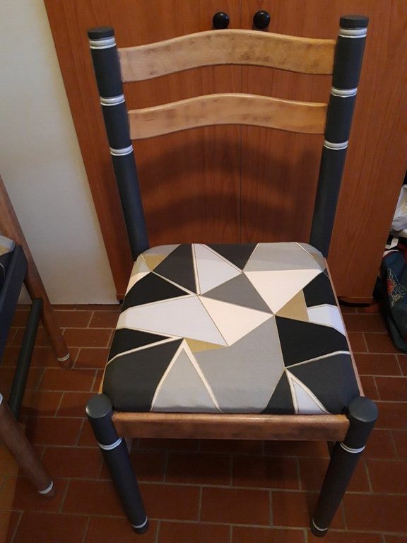 Chaise vue de trois quarts, pieds tournés peints en gris