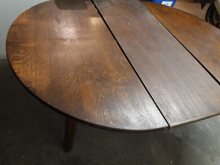 Avant relooking : table ovale en chêne massif vernie