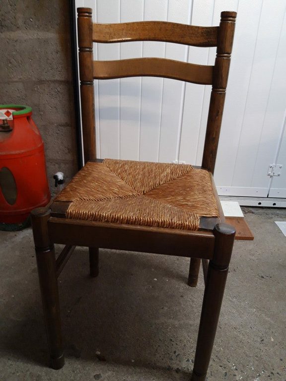 Avant relooking : chaise en chêne à assise paillée