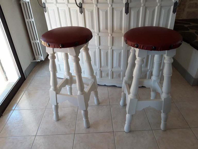 Tabourets de bar repeints en gris craie, assises en cuir bordeaux