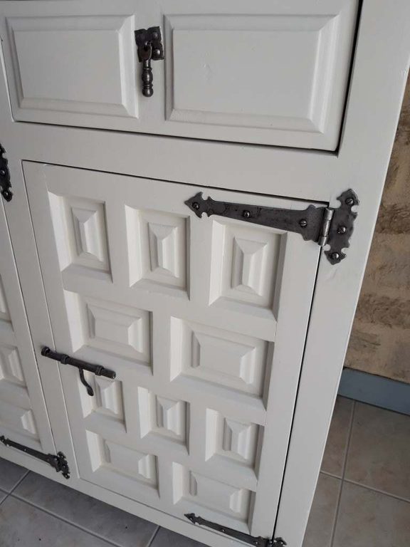 Détail des ferrures noires sur les portes repeintes