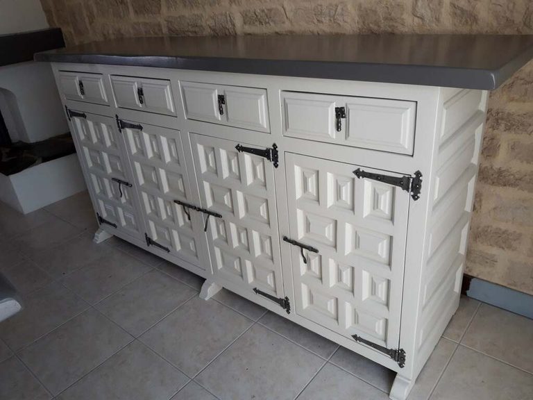 Buffet espagnol complet après mise en peinture