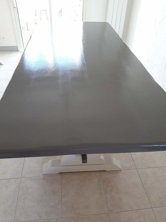 Plateau de table gris basalte posé sur son piètement blanc