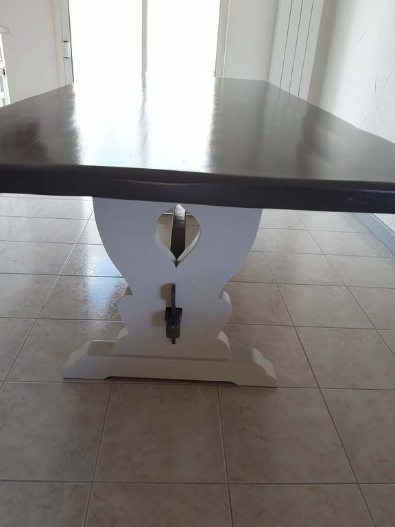 Table de salle à manger relookée, piètement en bois découpé