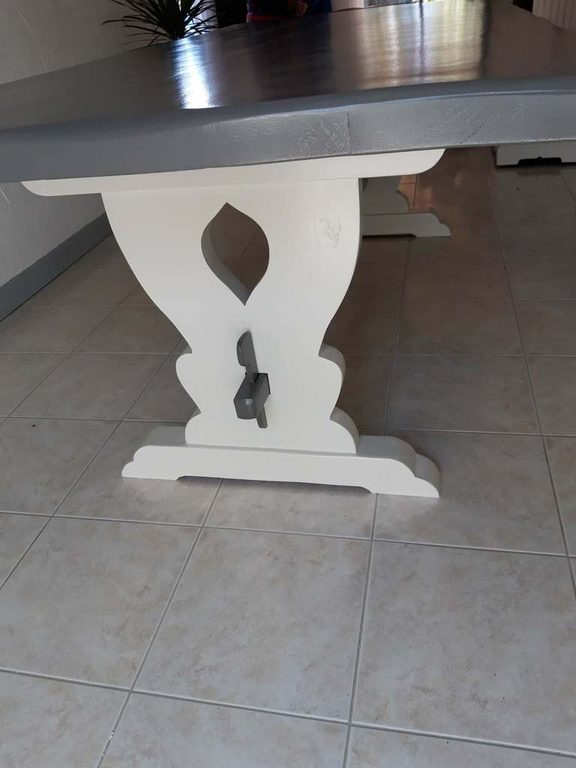 Piètement de table repeint en gris craie, plateau sombre