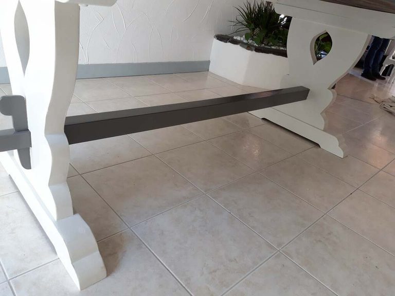 Table et son piètement vus de côté après relooking