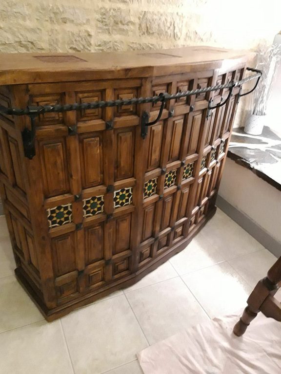 Avant relooking : meuble bar en bois foncé et ferronnerie