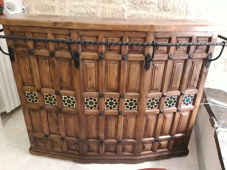 Avant relooking : détail des caissons et carreaux décoratifs