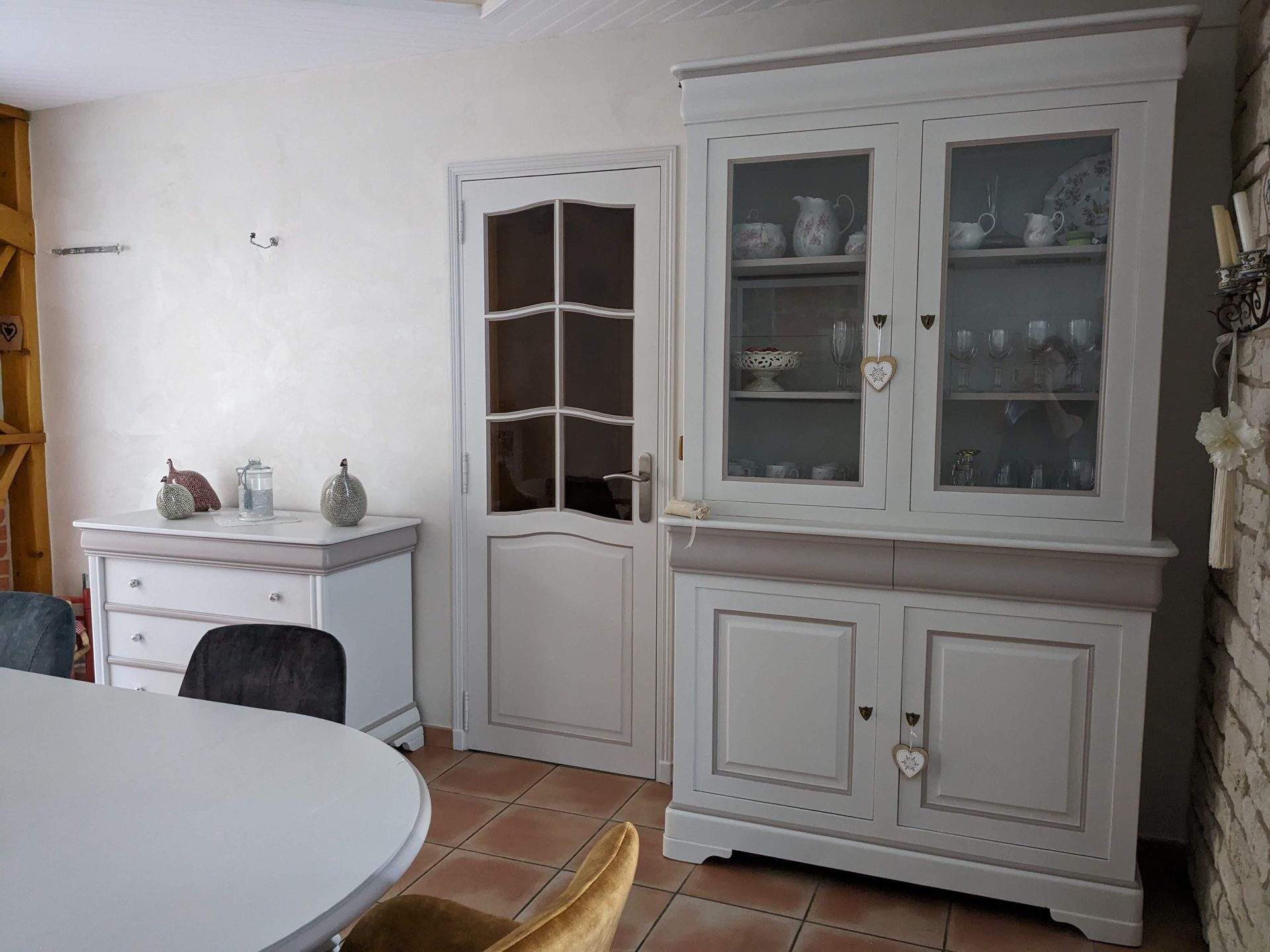 Ensemble salle à manger relooké — vaisselier et commode in situ