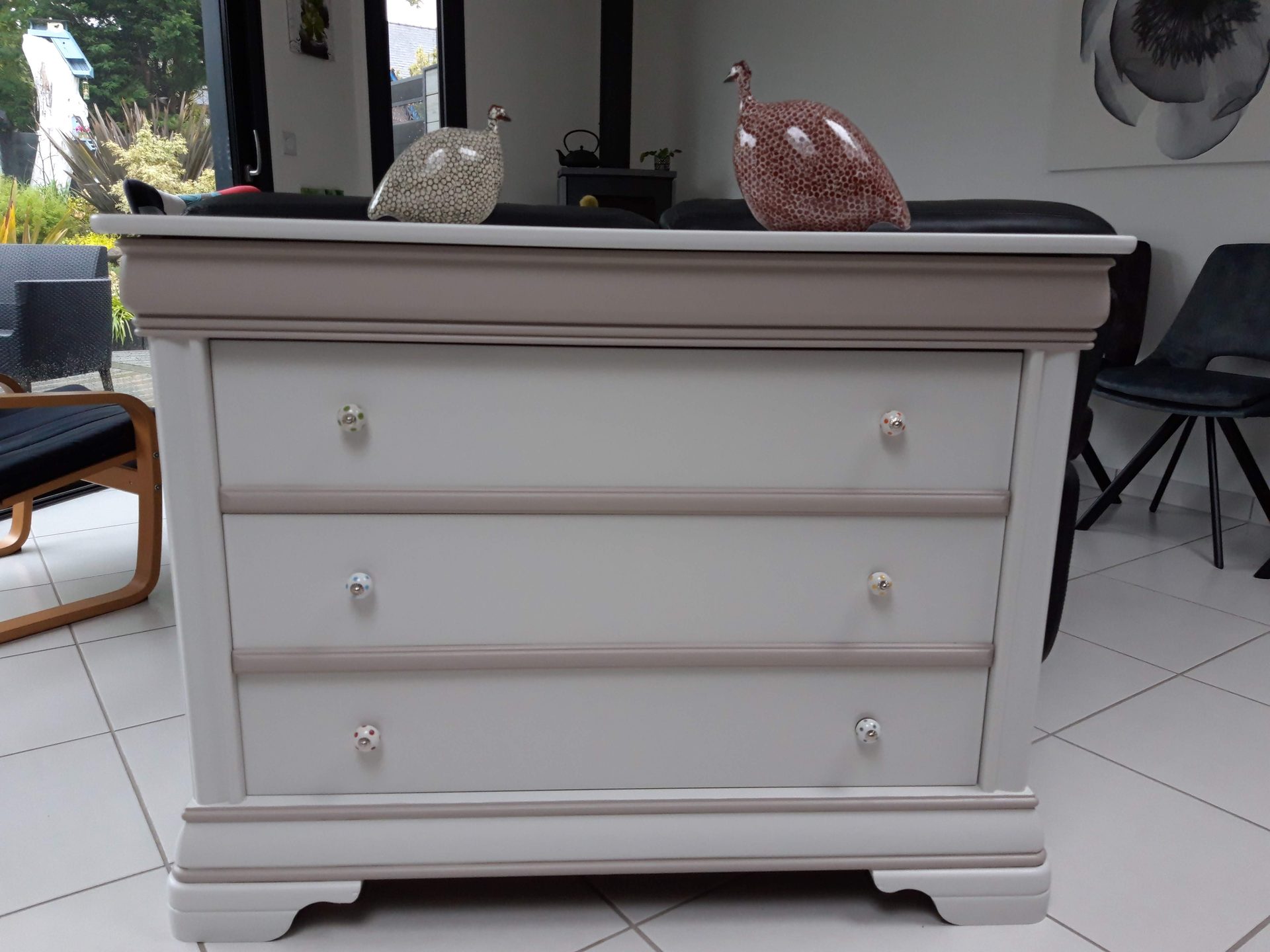 Commode relookée blanc grisé avec boutons céramique