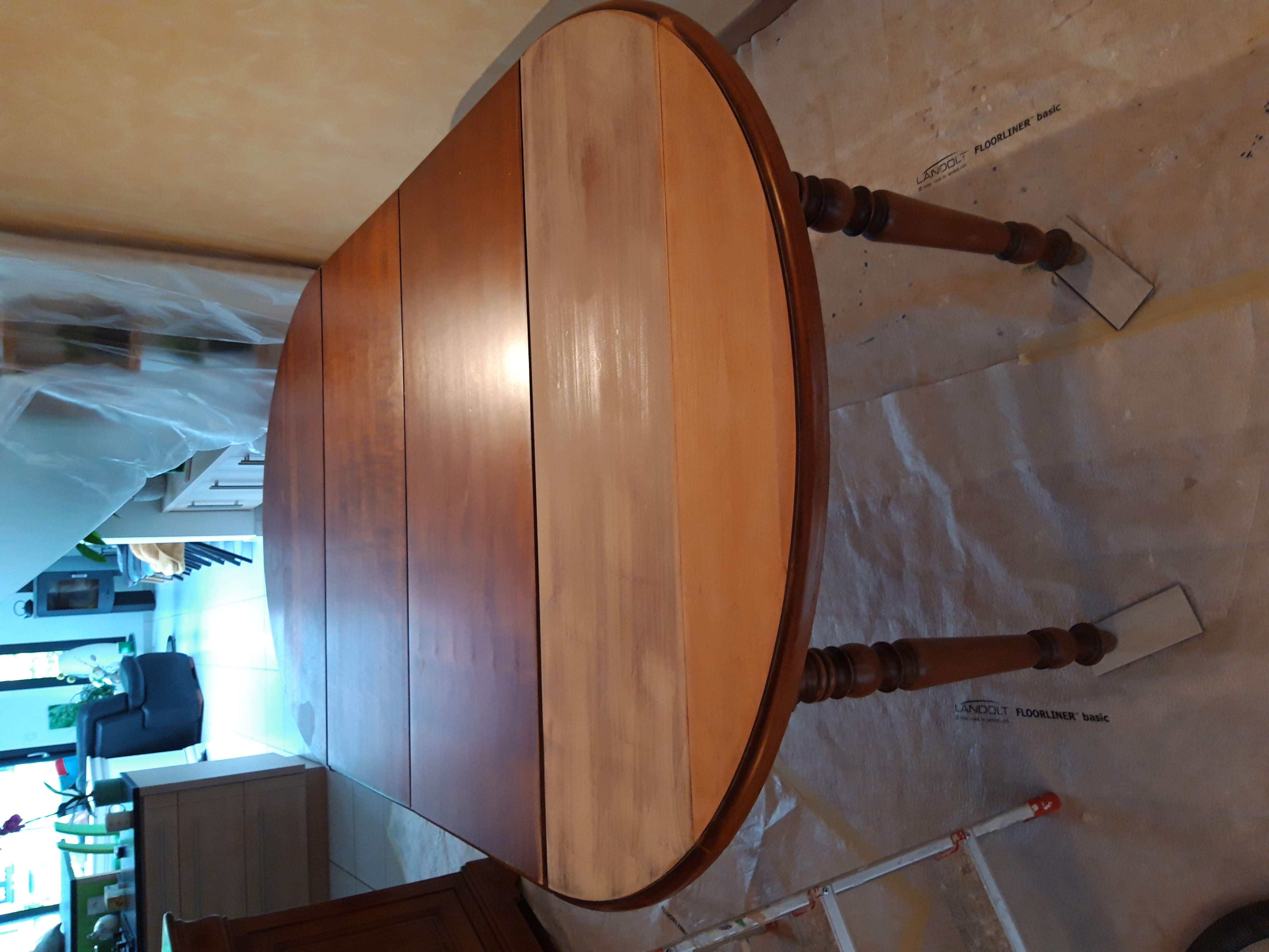 Table en cours de ponçage