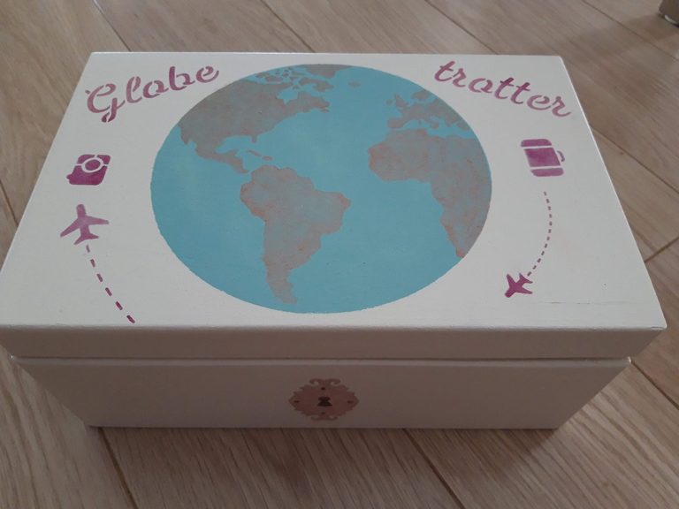 Coffre à jouets « Globe trotter » : planisphère et avions peints sur le couvercle
