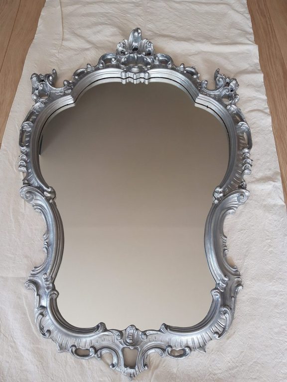 Miroir baroque au cadre sculpté, repeint en argent