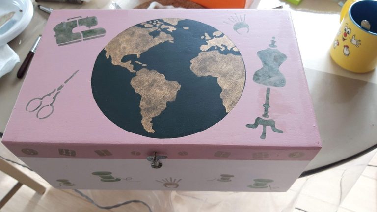 Boîte rose décorée d'un planisphère et de monuments du monde